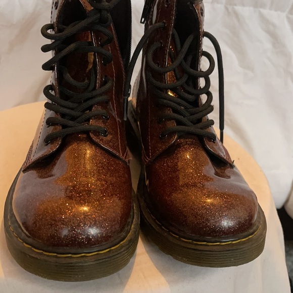 🤎Girl’s Dr. Martens - Picture 4 of 9